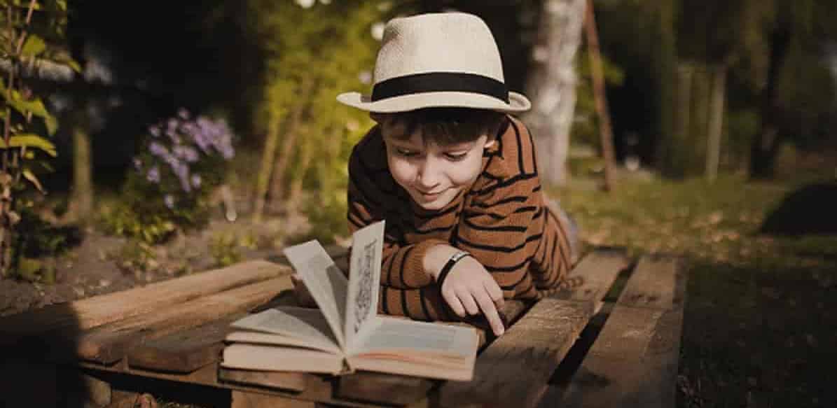 bambini che amano leggere