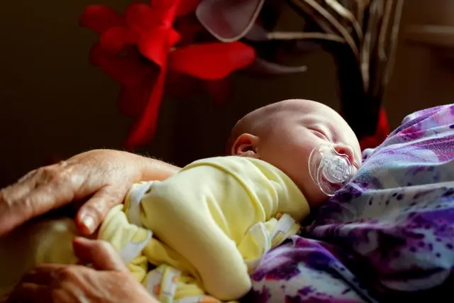 Tutti i vantaggi del babywearing