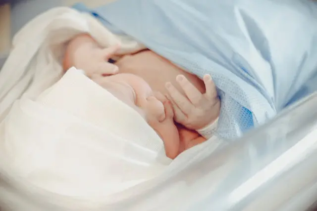 Bisogna preoccuparsi della fossetta sacrale del neonato