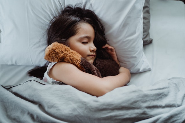 Disturbi del sonno dei bambini: la coperta ponderata