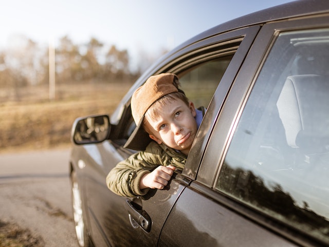 Bimbi in viaggio, come affrontare mal d'auto, mal di mare e jet leg